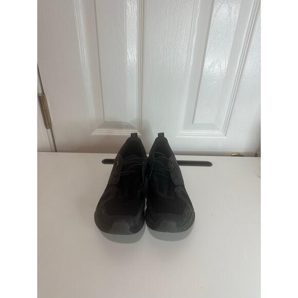 On Cloud Sky Youth Sz 5 All Black Sneakers Running Shoes - Nice, Light Tread Use - Picture 3 of 8